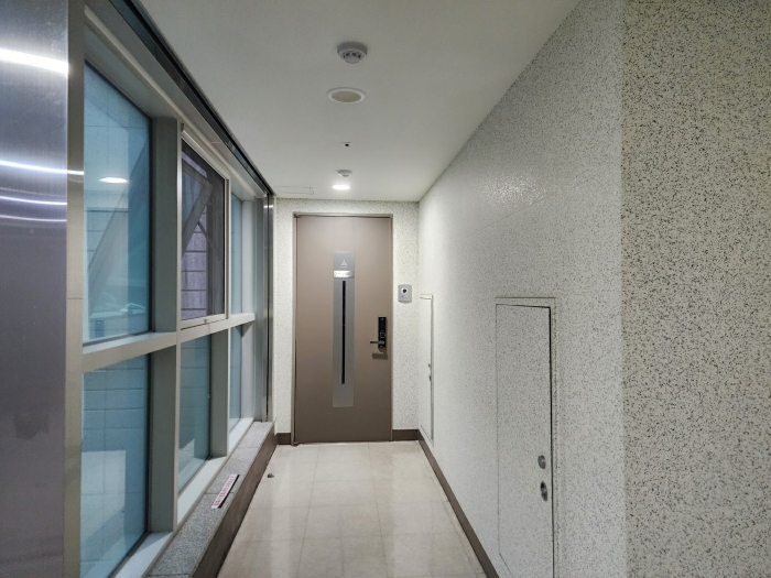 본건 현관문 전경