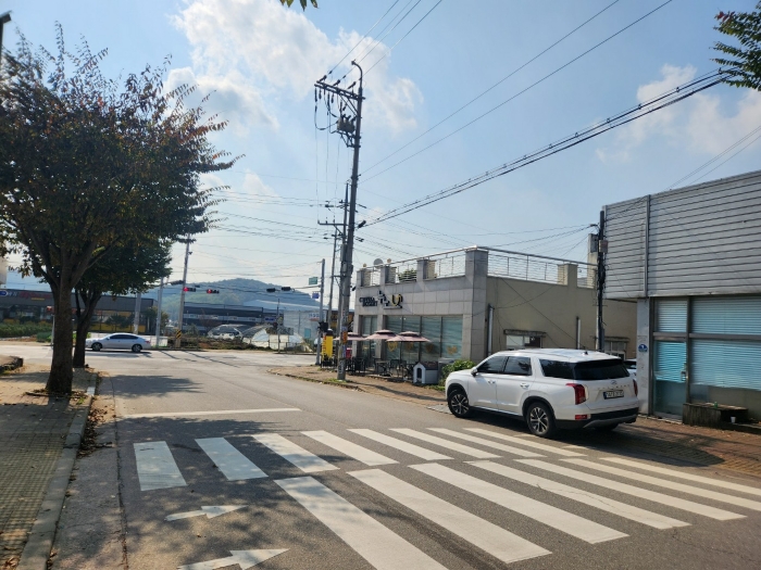 본건 및 인접도로2
(본건 동측에서 촬영)