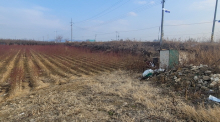 우측 끝 농기계 창고