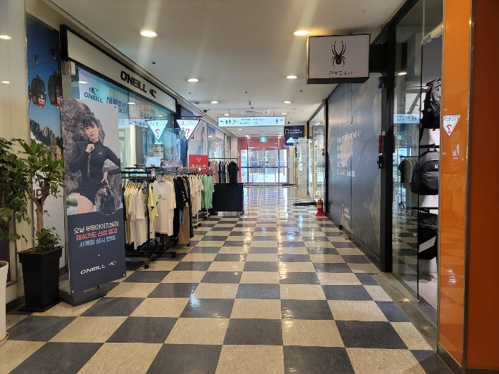 본건소재 건물 복도