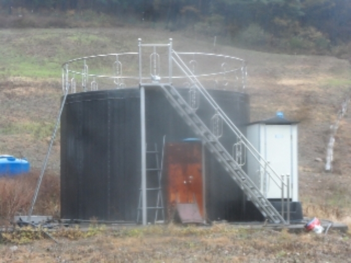 기호 2번 지상에 소재하는 것으로 보이는 제시외 물탱크로 보이는 구조물 및 이동식화장실
