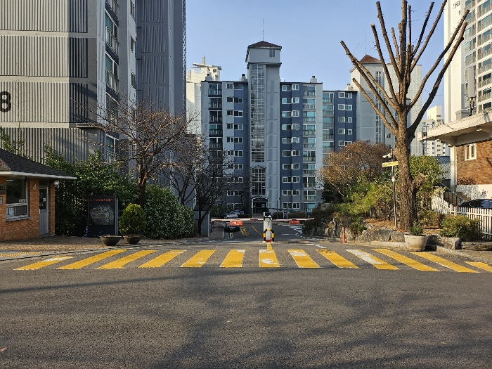 본건이 속한 아파트 단지 정문 출입구