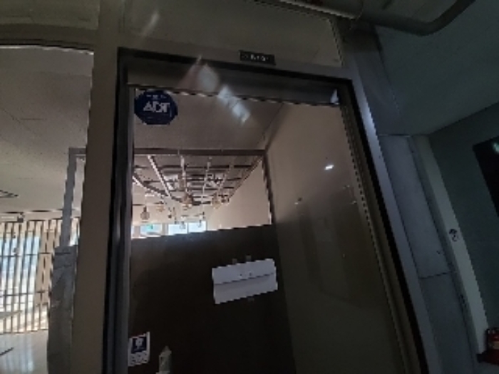 비101호 상가 출입문