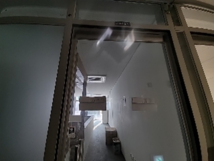 비107호, 비108호 상가출입문(개방되어 출입문 1곳을 사용하고 있음)