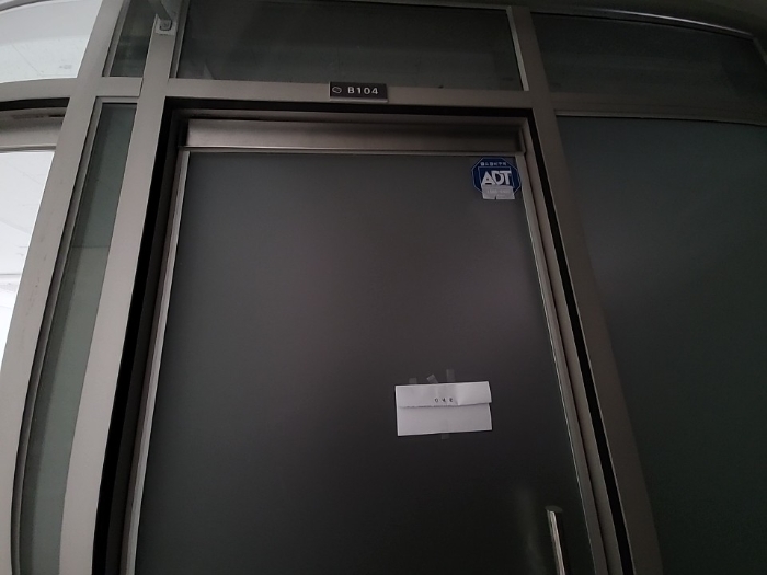 비104호 상가출입문