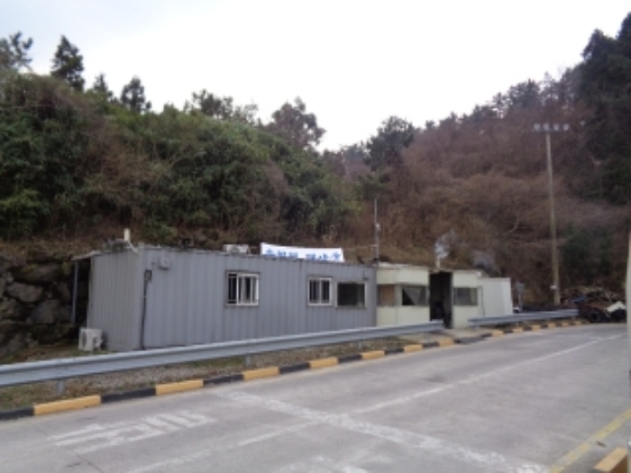 소재지1.(소길리 1363-18) 지상에 제시외 건물(ㅈ) 상부에 `유치권 행사중`현수막 표시