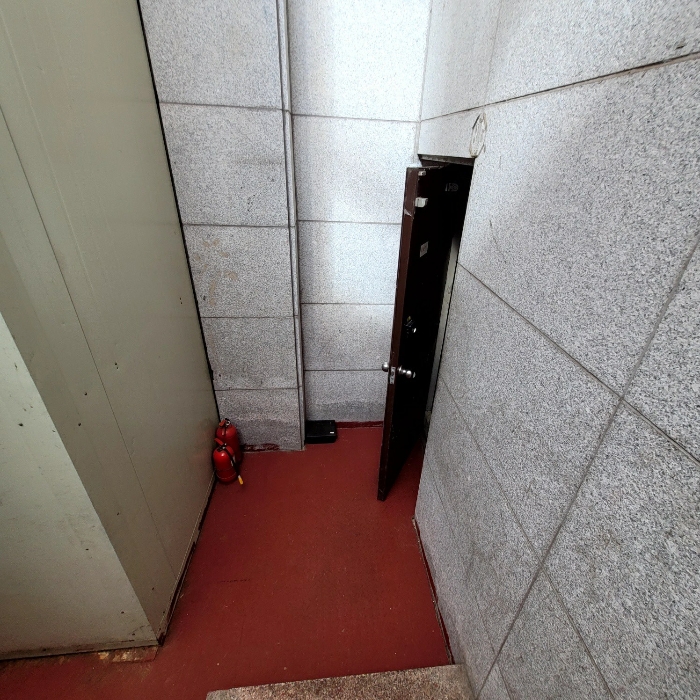 본건출입문