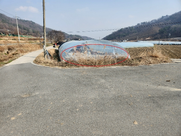 토지 기호(2) 북동측 일부 타인소유 제시외 건물(비닐하우스)