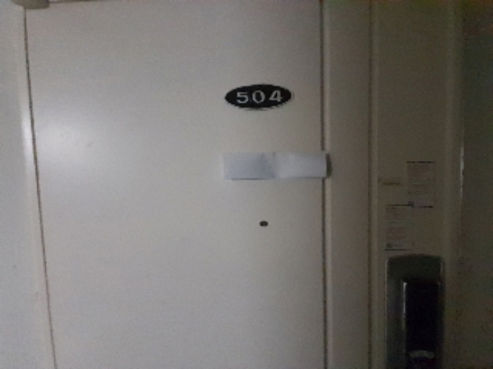 504호 출입문(안내문 부착)