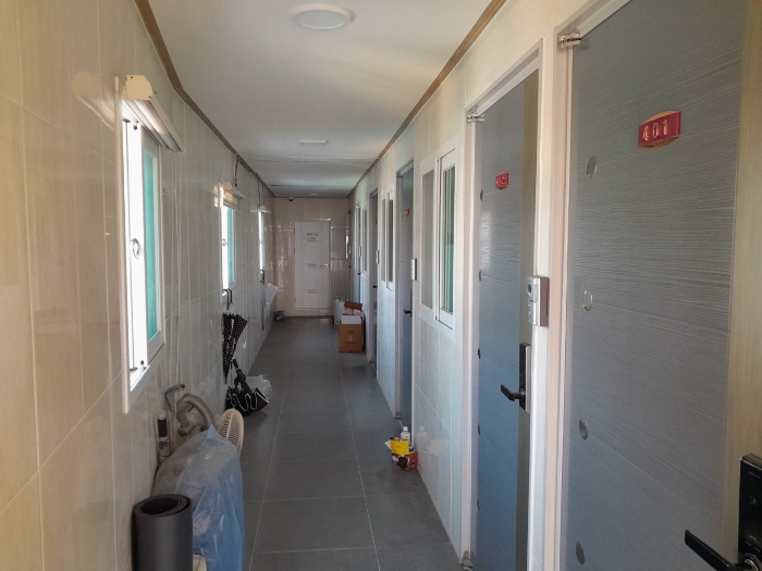 본건 4층 복도 전경