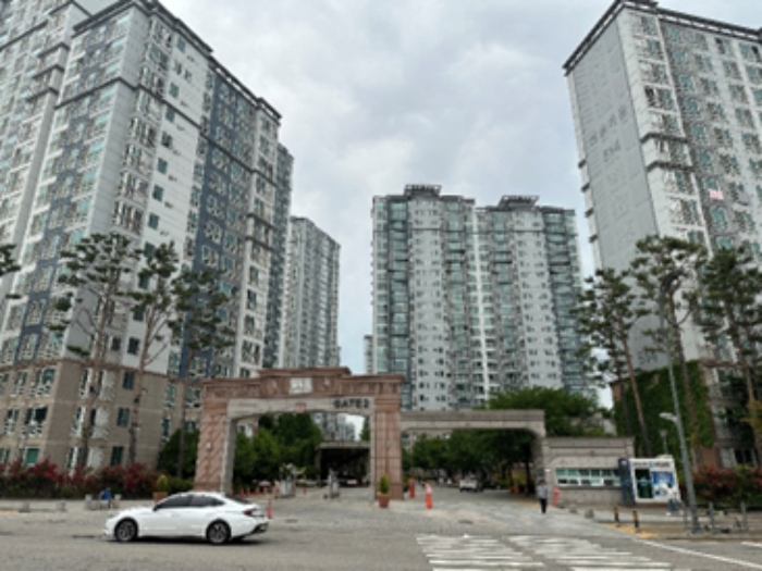 본건 아파트 단지 출입구