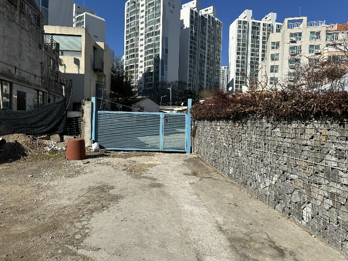 본건 및 본건 입구 진입도로 전경