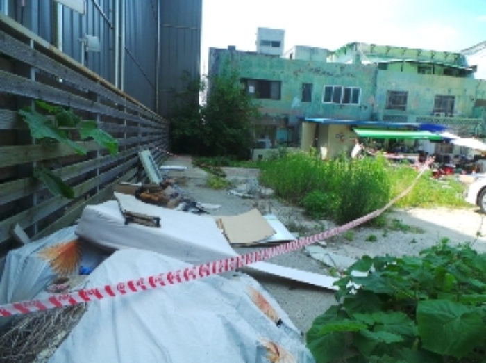 사진12번 [목록번호2번 부동산에 소재하는 건축자재등 전경]