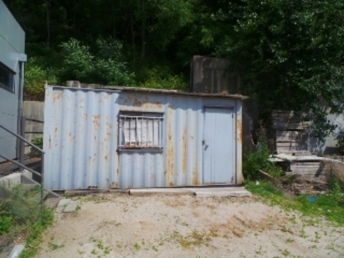 사진4번 [목록번호1번 부동산에 소재하는 이동 및 철거가 용이한 컨테이너 전경]