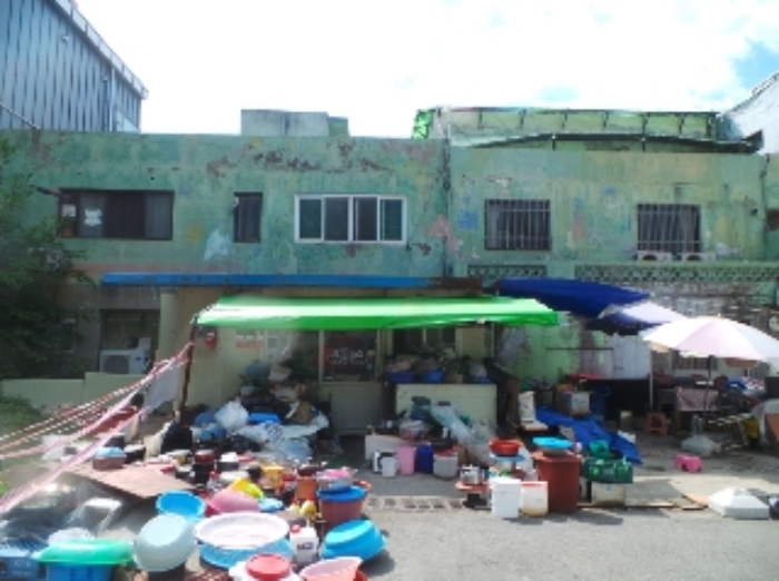 사진8번 [목록번호2번 부동산에 소자하는 조립식 건물 전경]