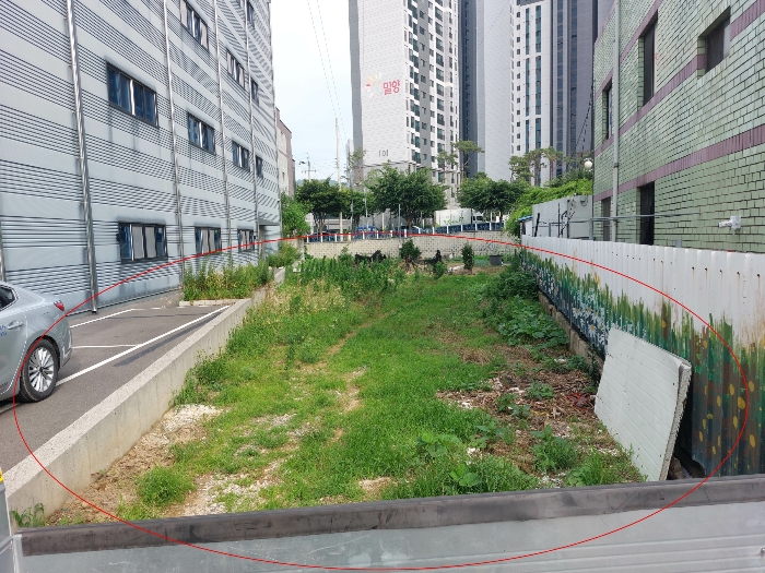 북서측으로 접한 도로에서 본 전경