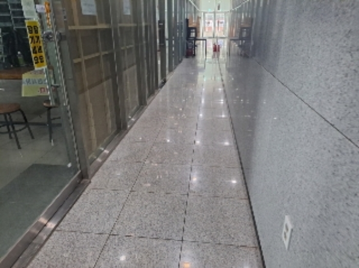 부동산 현관문(뒤) 앞 복도 공간