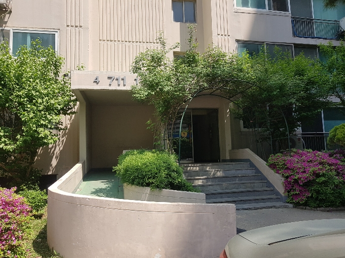 711동 1층 공동 출입문