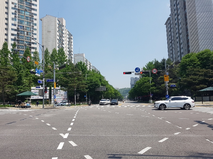 주위환경 - 남동측 도로변