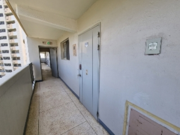 출입문 앞(복도)