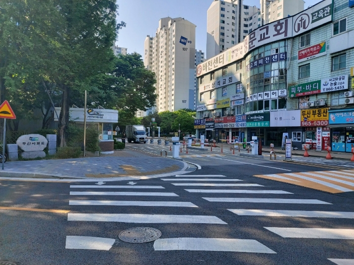 본건 아파트단지 출입구