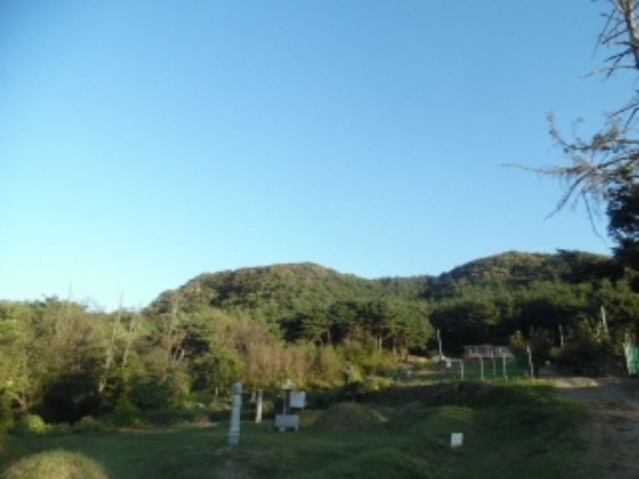 목록2.의 중간(목록9.의 남서쪽 및 목록11.의 남서쪽)에 소재하는 분묘2기 중 1기를 촬영한 모습