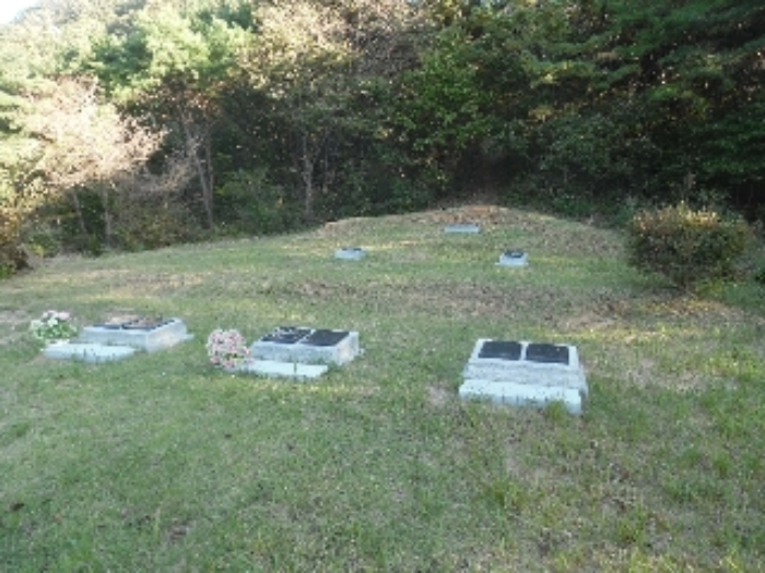목록2.의 북측(목록10.의 남쪽)에 소재하는 평장묘6기(합장묘3기 중 3곳은 묘비가 없음)를 촬영한 모습