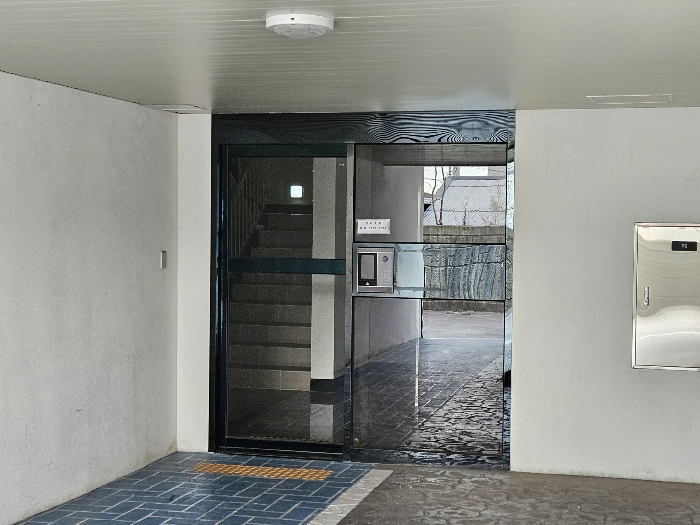 본건 공동현관문 모습