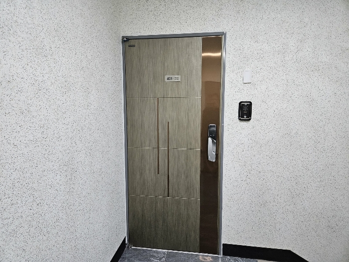 본건 단위세대 출입문 모습