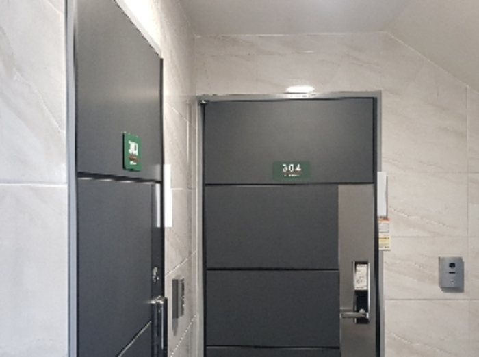 세대현관문(303호, 304호)