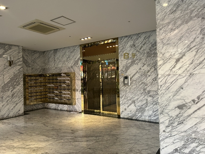 본건 엘리베이터홀 출입구