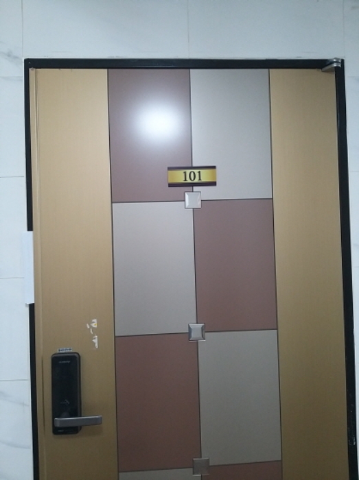 101호 세대 출입문