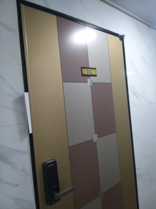 102호 세대 출입문