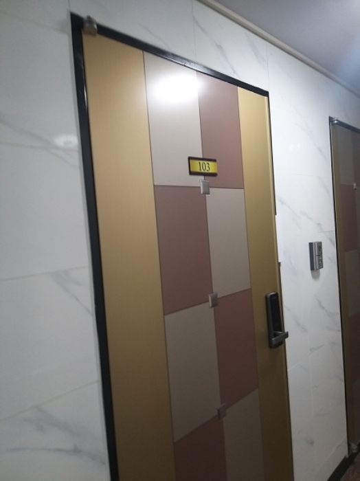103호 세대 출입문