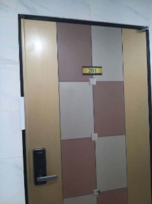 201호 세대 출입문