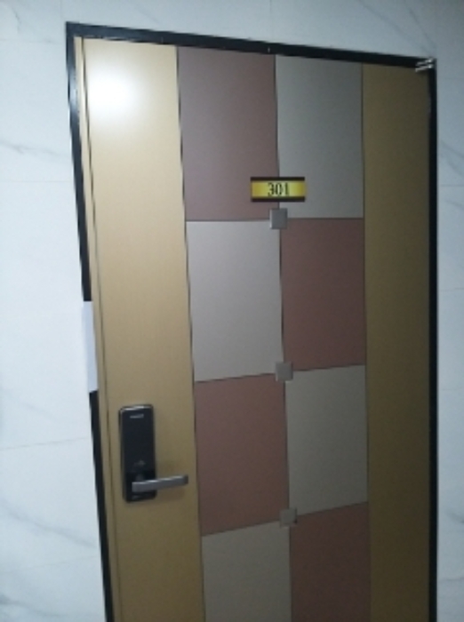 301호 세대 출입문