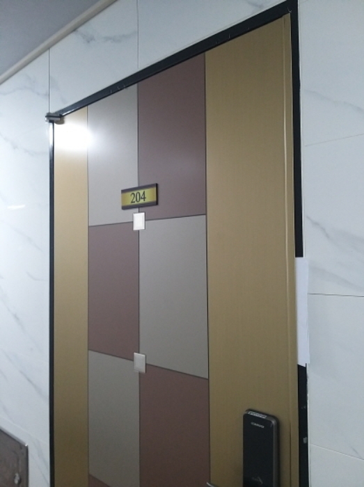 204호 세대 출입문