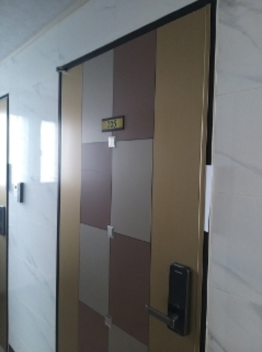 205호 세대 출입문