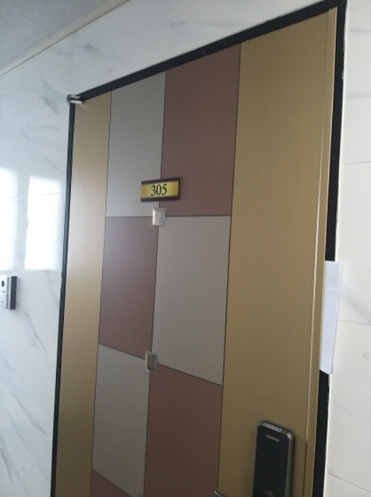 305호 세대 출입문