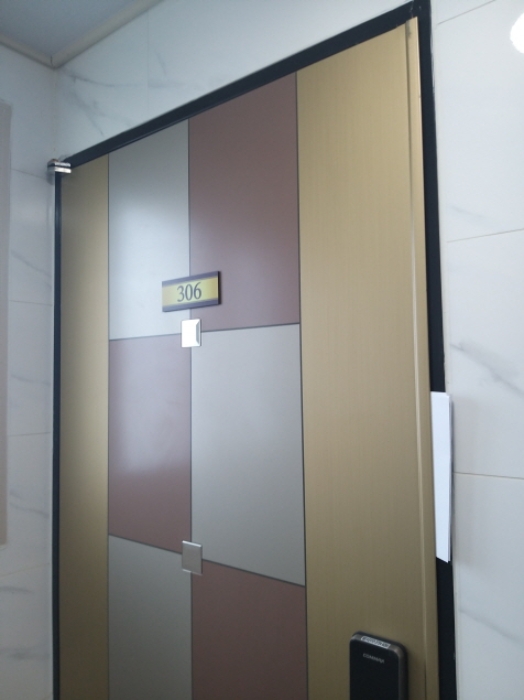 306호 세대 출입문