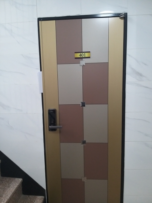 401호 세대 출입문