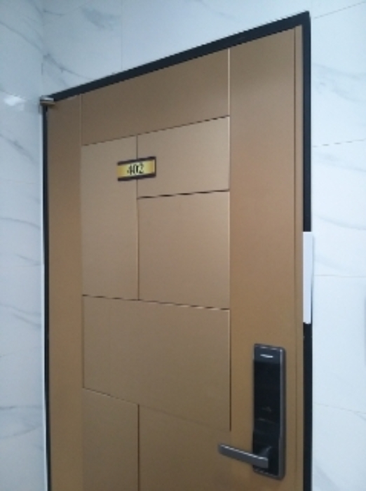 402호 세대 출입문