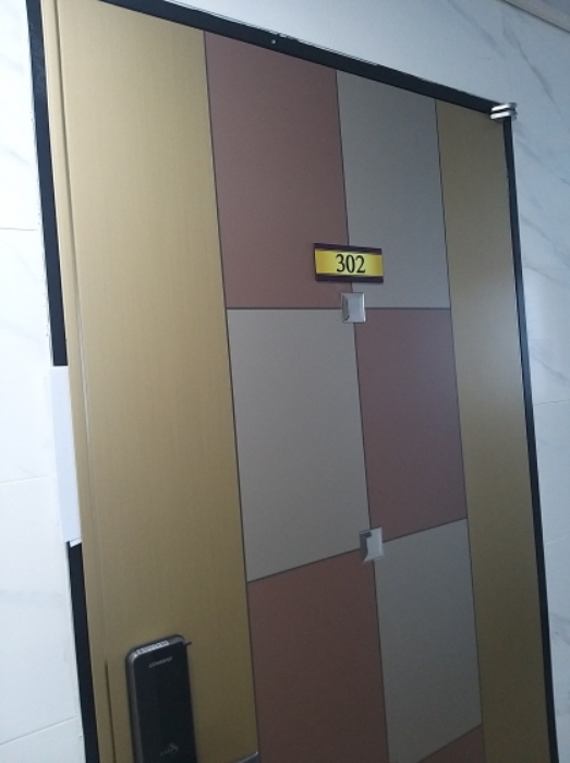 302호 세대 출입문