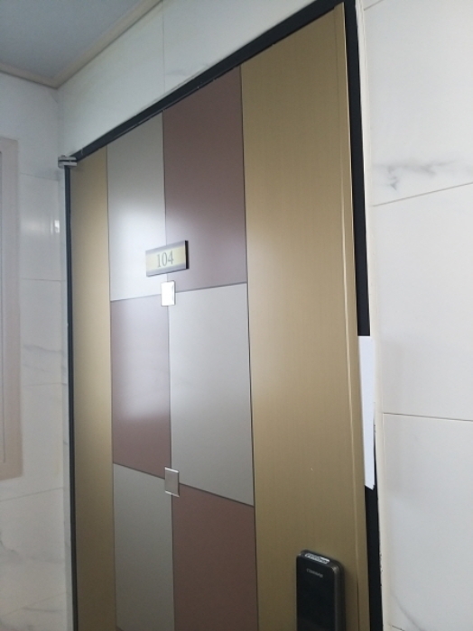 104호 세대 출입문