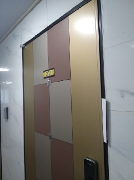 203호 세대 출입문