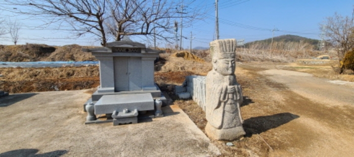 목록3토지 및 목록2,3.토지 경계부분에 소재하는 제시외 가족납골묘와 석상