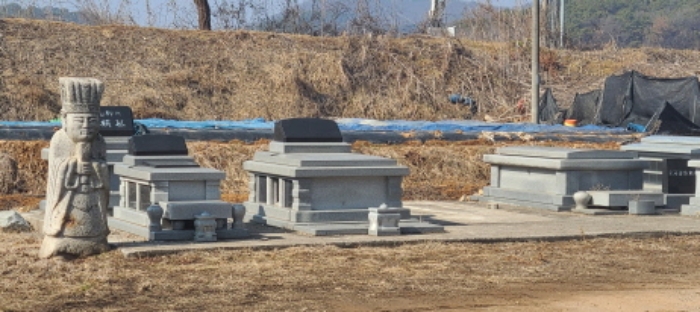 목록2토지 및 목록2토지 상에 소재하는 제시외 가족납골묘 및 석상