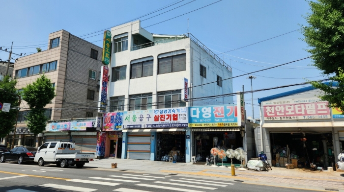 본건 전경 및 주위환경(동측 촬영)