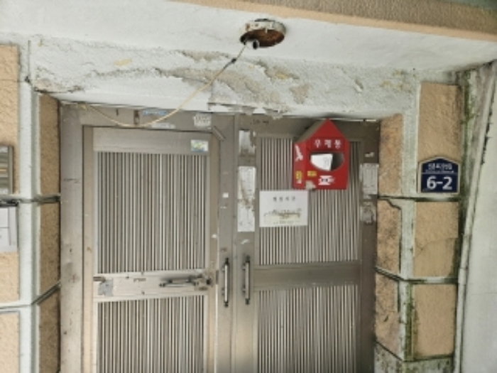 부산광역시 연제구 신촌로23번길 6-2
위 지상 보록조스라브가 2층주택 대문전경