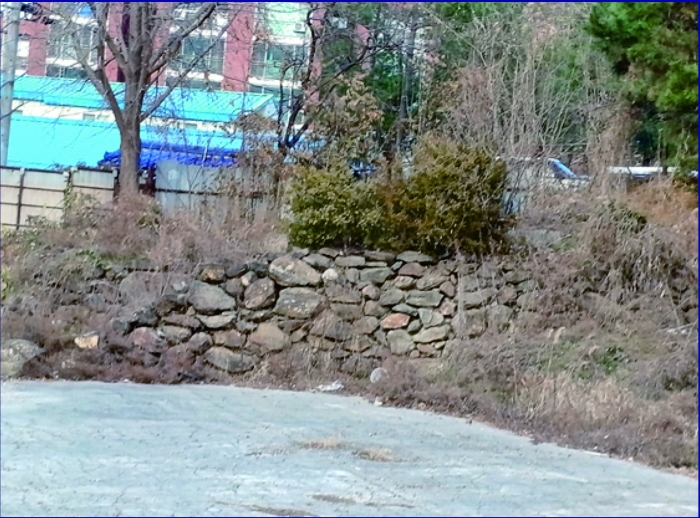 본건 (2) 토지상의 석축. 바닥포장